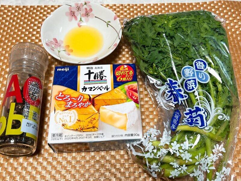 网友推作法超简单的“卡门贝尔起司生菜沙拉”，跟著做都竖起大拇指：“真的好好吃”！
