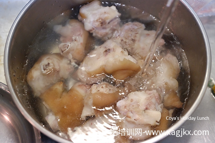 五香滷猪脚，超香q的滷猪脚饭，吃完嘴唇还会黏黏的喔！【制作方式】】