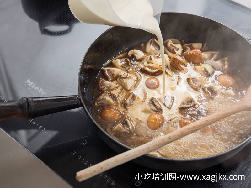 奶油蘑菇炖肉佐米饭【制作方式】